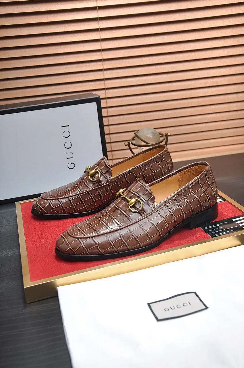 Men's shoes💰500💶Italy's top luxury men's shoe giant (GUCCI) (Gucci) (full cowhide lining) new arrival🍃Original European style🔰 Pleasant to the eye😍In order to make the shoes more durable and non-deformable🌀The production continues to follow traditional methods but there is still no lack of innovation💪Choose original sheepskin for the leather♻️ Smooth and natural And extra bright ⭐Made of imported cowhide, the first choice of rich people 38-45 (45 customized)